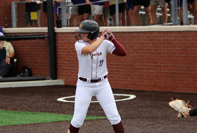 081126 SOFTBALL 1.jpg